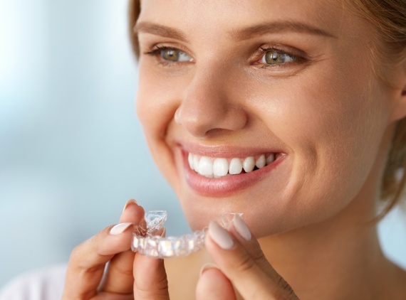 Invisalign Tedavisi Nedir Kimlere Uygulanır?