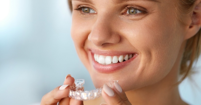 Invisalign Tedavisi Nedir Kimlere Uygulanır?