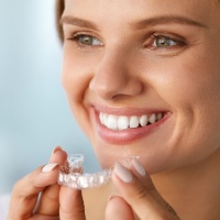 Invisalign Tedavisi Nedir Kimlere Uygulanır?